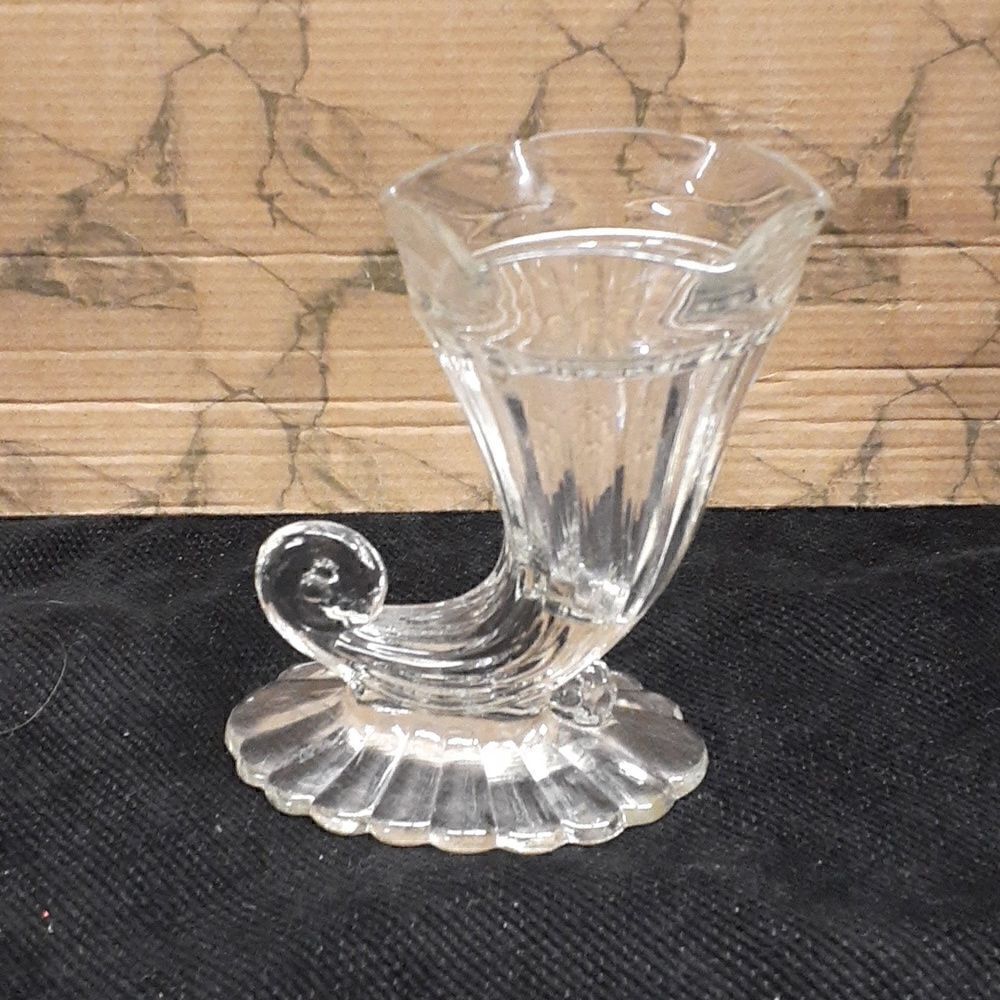 ‎Vintage clear depresssion glass cornucopia vase scalloped footed
